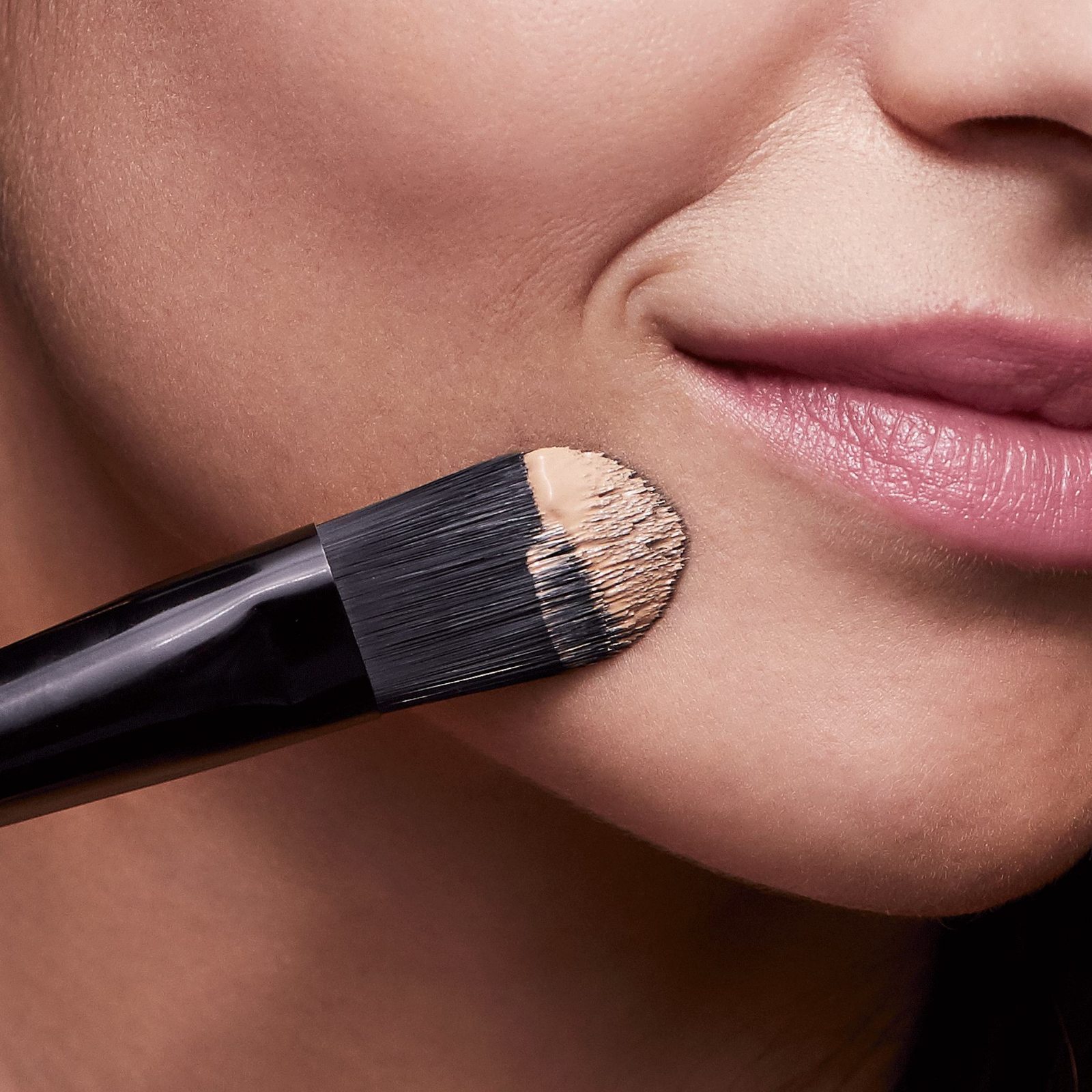 38805 Ухаживающая тональная основа OnColour