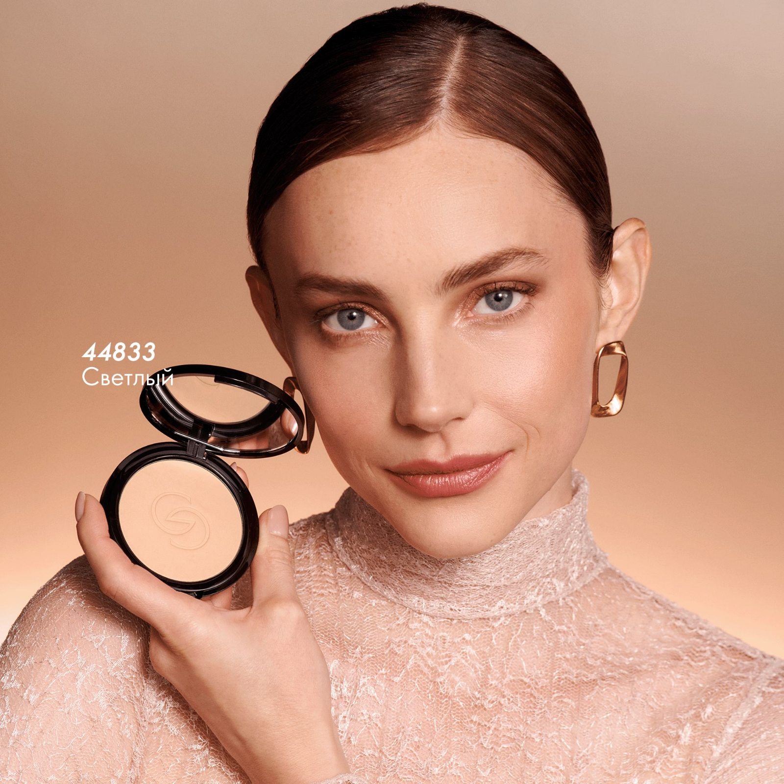 44833 Компактная пудра с омолаживающей сывороткой Giordani Gold