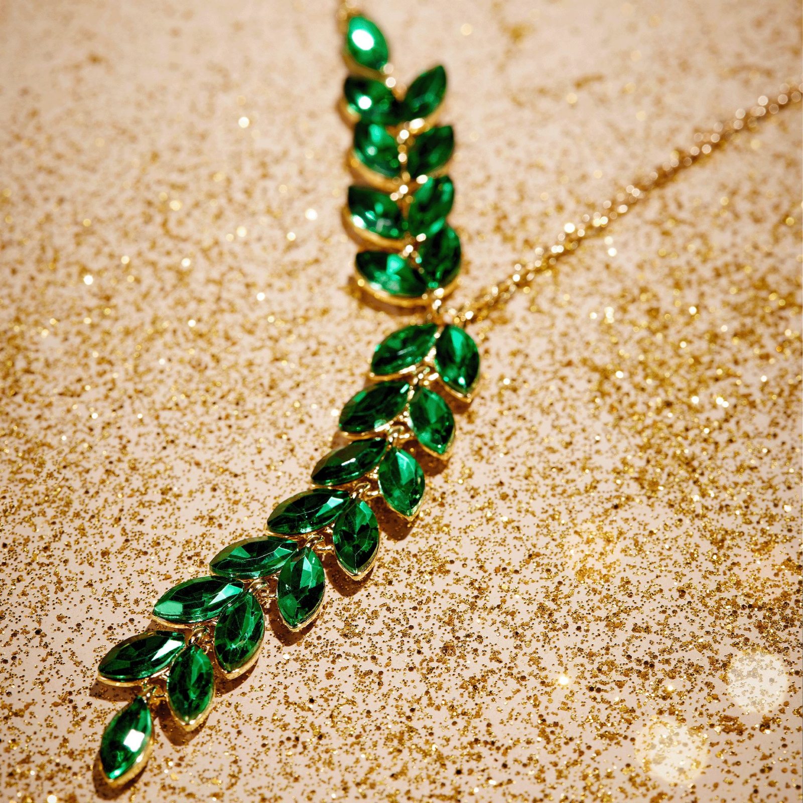 47631 Колье-цепочка с изумрудными кристаллами