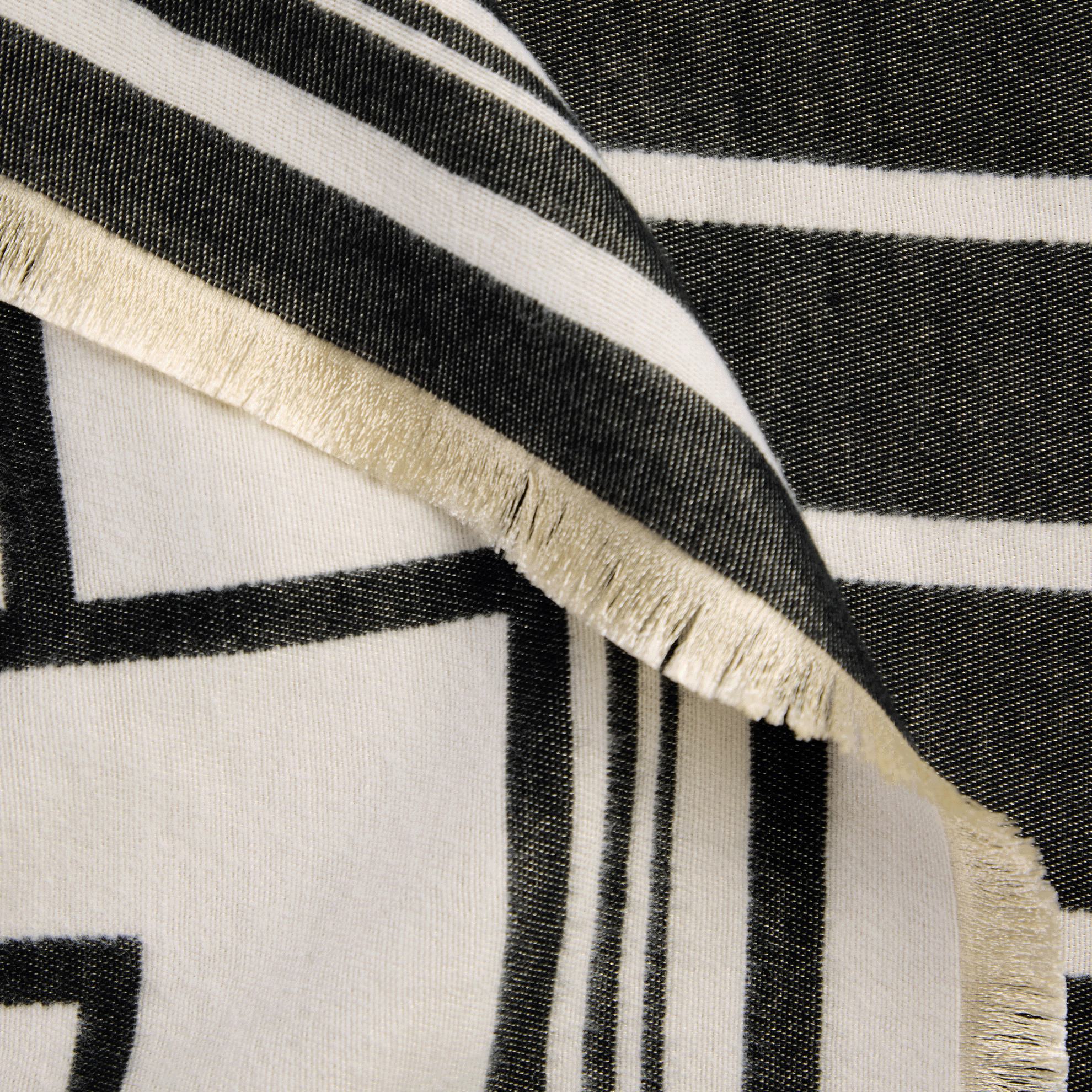 47937 Шарф-палантин с геометричным принтом